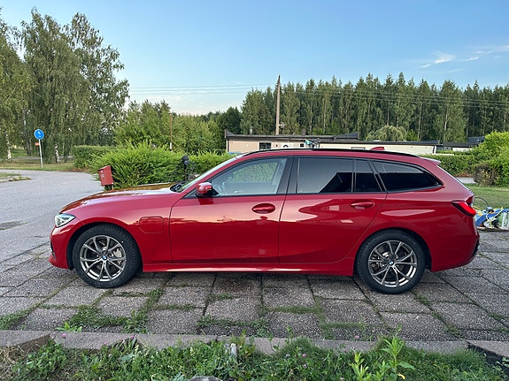 BMW 330e 3 of 5