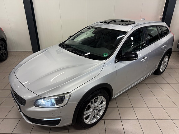 Volvo V60 Cross Country 2 of 5