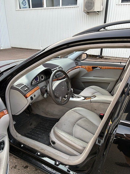 Mercedes-Benz E240 4 of 5