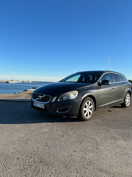 Volvo V60 2 of 5