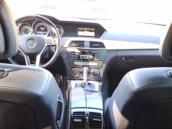 Mercedes-Benz C200 4 of 5
