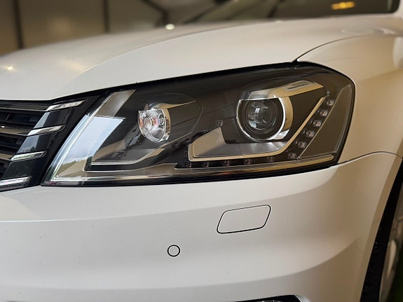 Volkswagen Passat 13 of 23