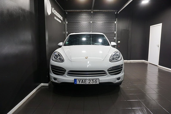 Porsche Cayenne 2 of 25