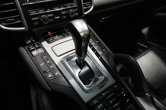 Porsche Cayenne 15 of 25