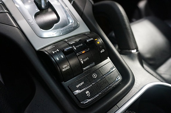 Porsche Cayenne 14 of 25