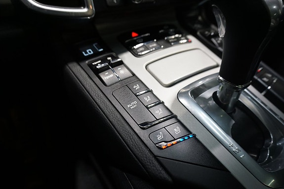 Porsche Cayenne 16 of 25