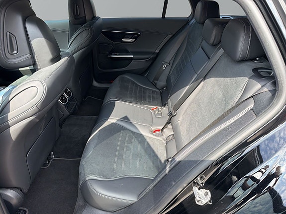 Mercedes-Benz C300 8 of 23