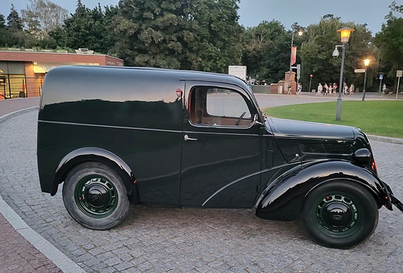 Fordson Van 2 of 12