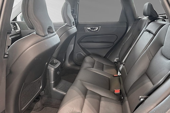 Volvo XC60 8 of 30