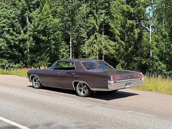 Chevrolet Impala 2 of 5