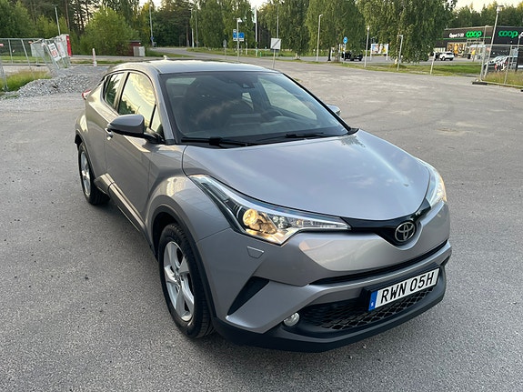 Toyota C-HR 4 of 5