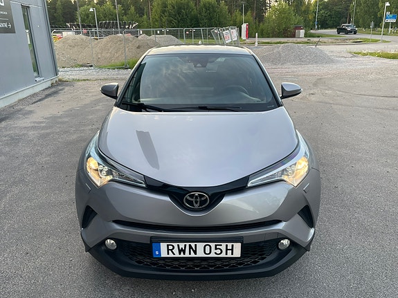 Toyota C-HR 3 of 5
