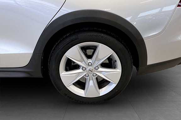 Volvo V60 Cross Country 10 of 13