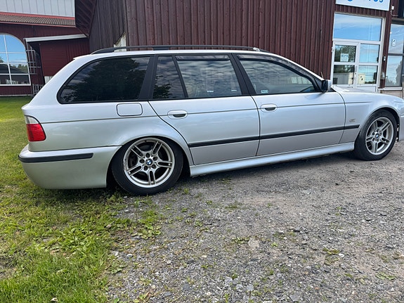 BMW 525i 4 of 5