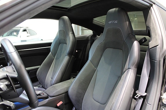 Porsche 911 Carrera 4 GTS 8 of 16