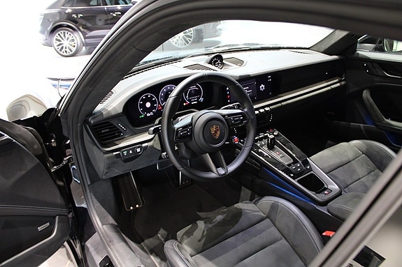 Porsche 911 Carrera 4 GTS 7 of 16