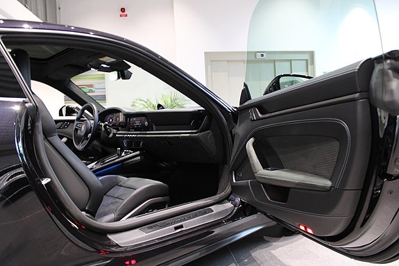 Porsche 911 Carrera 4 GTS 12 of 16