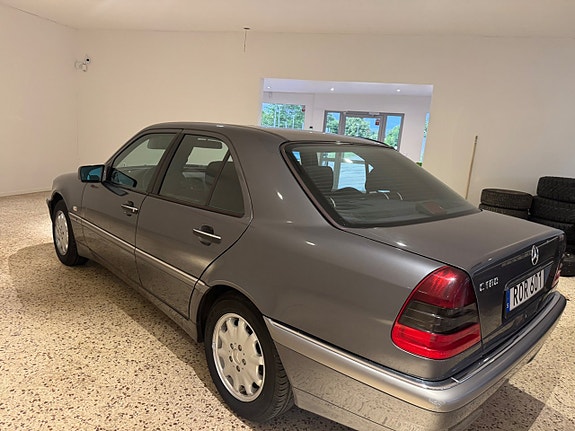 Mercedes-Benz C180 4 of 5