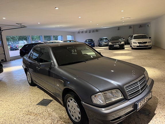Mercedes-Benz C180 2 of 5