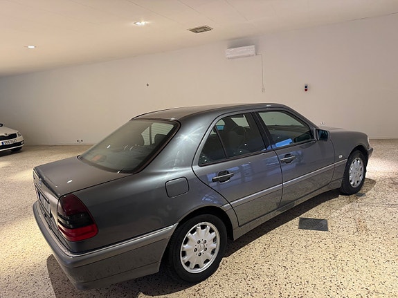 Mercedes-Benz C180 3 of 5