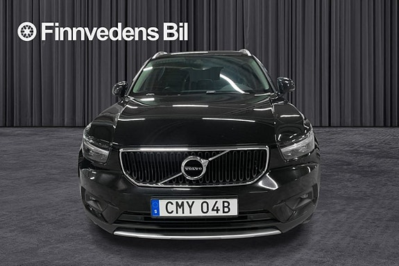 Volvo XC40 2 of 5