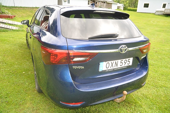 Toyota Avensis 2 of 5