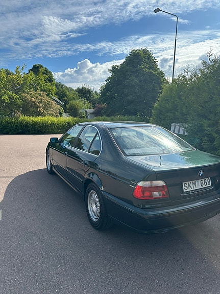 BMW 520i 3 of 5
