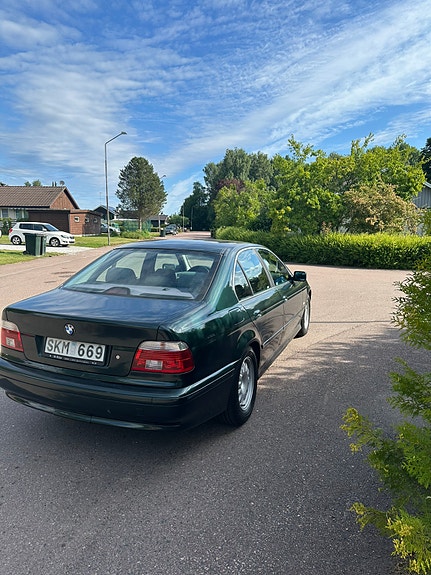 BMW 520i 2 of 5