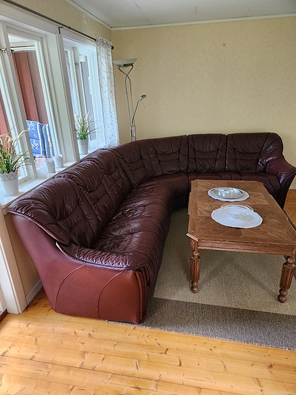 Stor skinnsoffa med bord