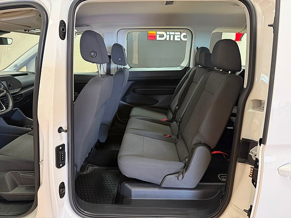 Volkswagen Caddy Maxi 16 of 25