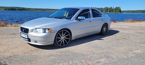 Volvo S60 2 of 5