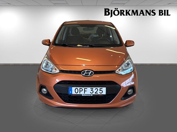 Hyundai i10 2 of 5