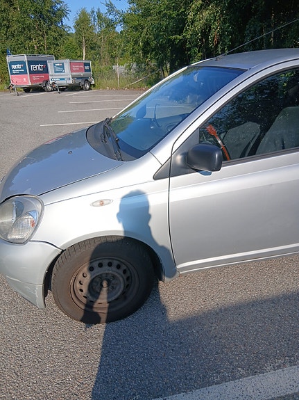 Toyota Yaris 3 of 4