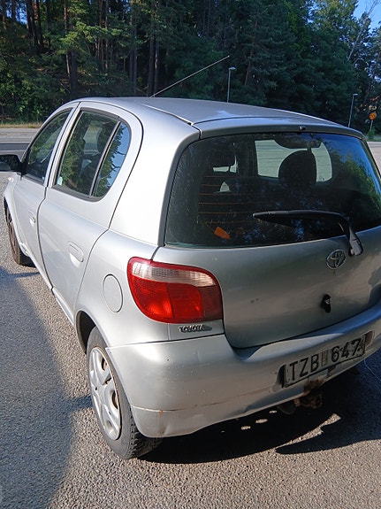 Toyota Yaris 2 of 4