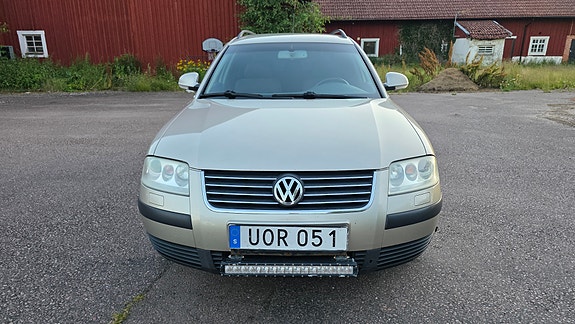 Volkswagen Passat 2 of 5
