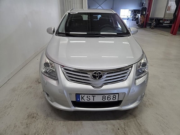 Toyota Avensis 2 of 5