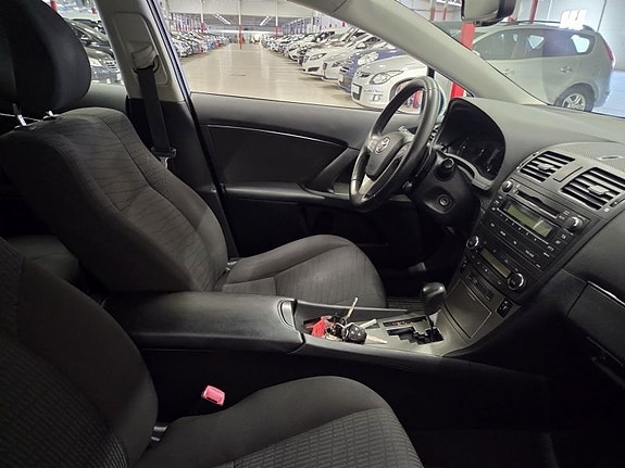 Toyota Avensis 4 of 5