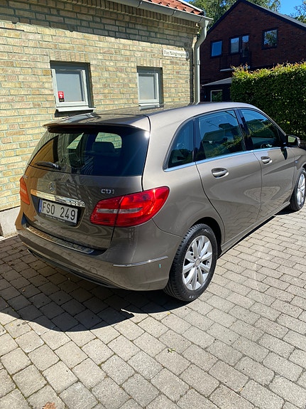 Mercedes-Benz B180 3 of 5