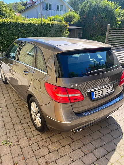 Mercedes-Benz B180 4 of 5