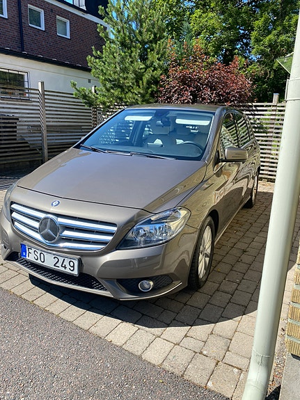 Mercedes-Benz B180 2 of 5