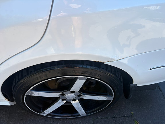Mercedes-Benz E220 2 of 4