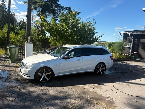 Mercedes-Benz E220 3 of 4