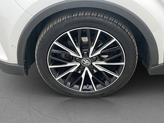 Toyota C-HR 25 of 28