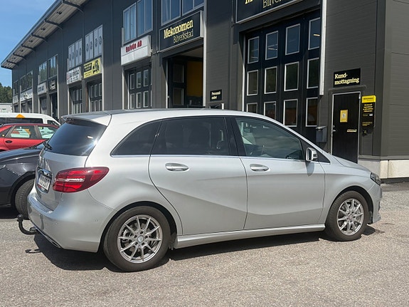 Mercedes-Benz B180 4 of 5