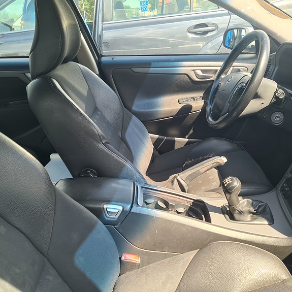 Volvo V70 3 of 5