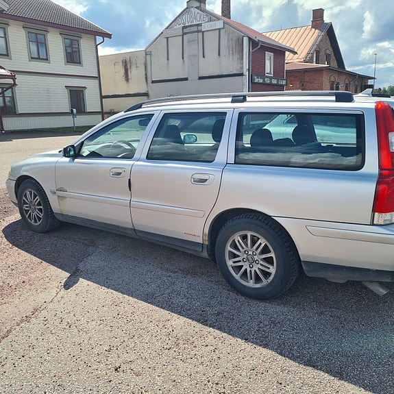 Volvo V70 2 of 5