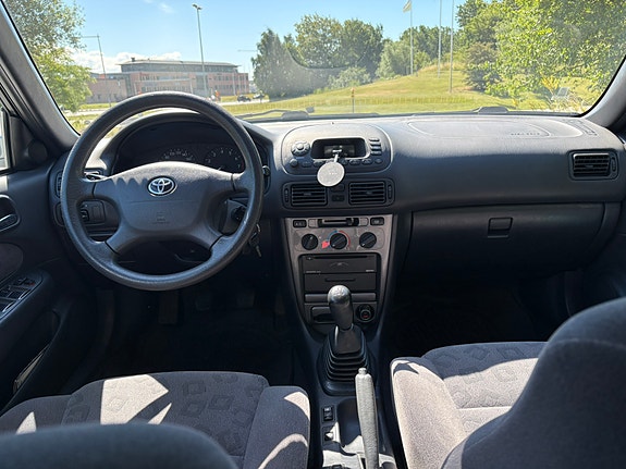 Toyota Corolla 4 of 5
