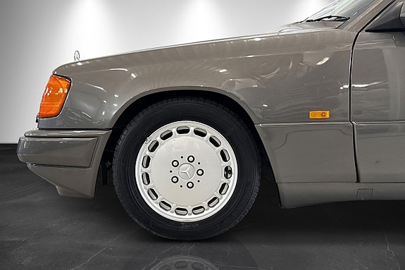 Mercedes-Benz 300 E 3 of 5