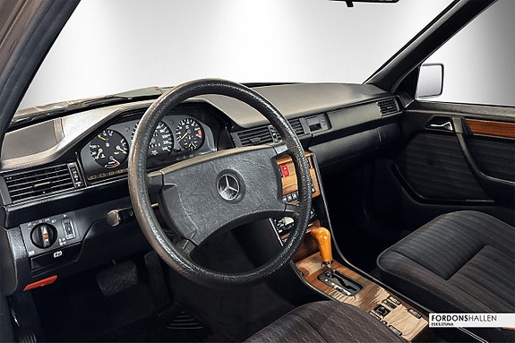 Mercedes-Benz 300 E 9 of 18
