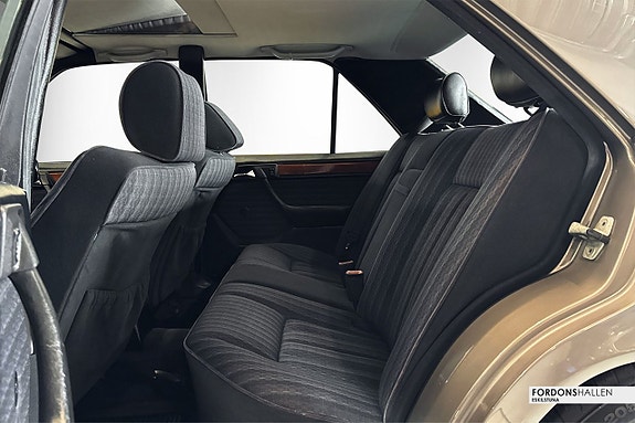 Mercedes-Benz 300 E 11 of 18
